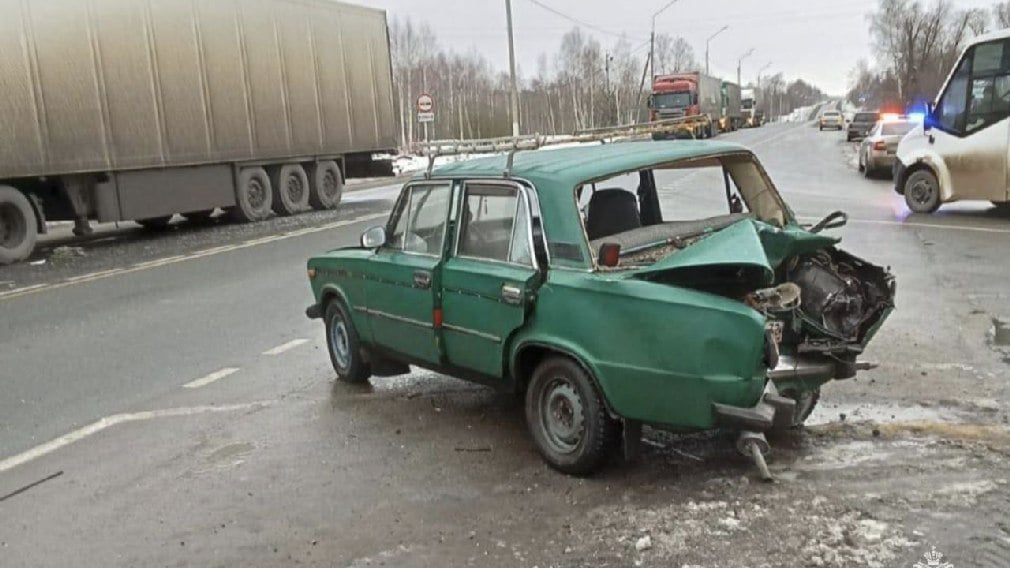 Сегодня, 5 декабря, на федеральной автомобильной дороге Р-120 в Дубровском районе  произошло ДТП. Сообщение об этом поступило в ОДС ГУ МЧС России по Брянской области.   В ликвидации последствий аварии принимало участие пожарно-спасательное подразделение государственной противопожарной службы. Личный состав производил смыв горюче-смазочных материалов с дорожного полотна.  Фото: пресс-служба ГУ МЧС России по Брянской области