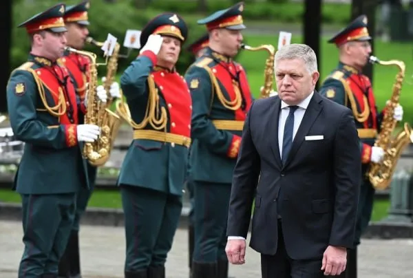 Визит Роберта Фицо в Москву вызвал недовольство в Евросоюзе Премьер министр Словакии посетил торжества посвященные Дню Победы Поездка главы кабинета министров чревата проблемами с финансированием для страны от ЕС отмечается в публикации издания Euractiv Журналисты напомнили что в апреле депутаты Европейского парламента предупредили Братиславу о возможных проблемах для агентства по выплатам в сфере сельского хозяйства что может коснуться средств для словацких фермеров Подписаться на Говорит Москва Telegram VK МАКС