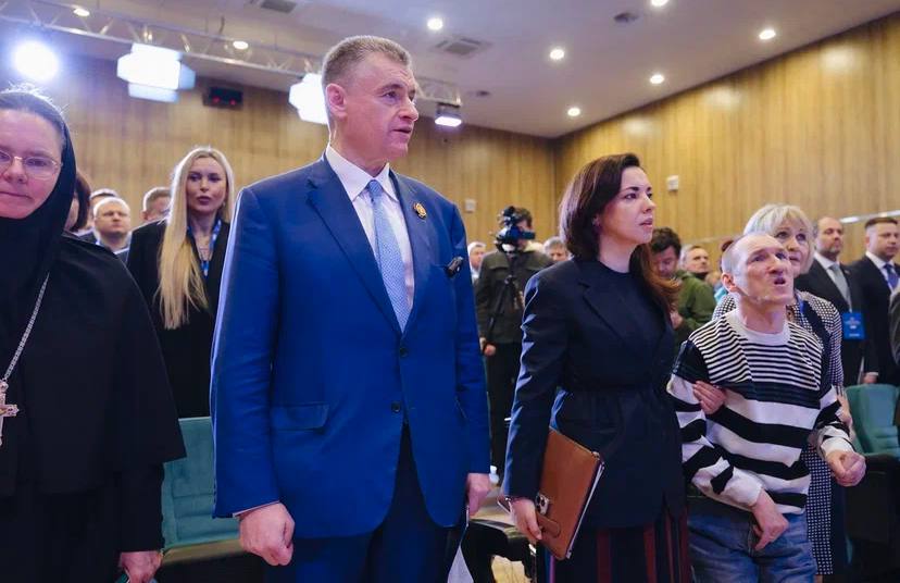 Либо мама либо успешная женщина На расширенном заседании фракции ЛДПР в Госдуме Председатель партии выступил с жёсткой и честной оценкой ситуации в которой сегодня находятся российские матери На сегодня есть проблема критические противоречия между карьерой и материнством Главное Мать основа будущего России Государство обязано создать комфортные условия для жизни матерей Борьба с дискриминацией на работе Запретить увольнять матерей с детьми до 7 лет Пресекать нарушения прав беременных и женщин в декрете Родительская зарплата Ввести выплату в размере МРОТа для родителей воспитывающих двух и более детей в возрасте от 2 до 7 лет Госгарантия по алиментам Государство должно авансировать выплату алиментов злостным неплательщикам с последующим взысканием с них этих средств Поддержка кризисных центров Обеспечить прямое государственное финансирование НКО помогающим женщинам в трудной ситуации Амнистия для матерей Предлагаем освободить от наказания женщин с детьми беременных и вдов военнослужащих впервые осужденных за нетяжкие преступления  Поддержка должна быть реальной Это наш приоритет ЛДПР последовательно добивается реальной поддержки для каждой мамы независимо от региона или дохода