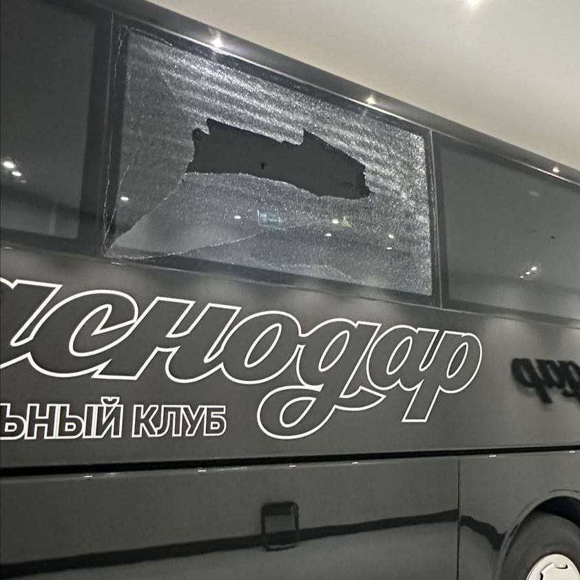 Пресс служба Спартака сообщила об инциденте произошедшем перед матчем 14 го тура РПЛ в Краснодаре Перед матчем с Краснодаром произошёл инцидент Неизвестным предметом было разбито стекло автобуса на котором наша команда добиралась до арены Никто из футболистов к счастью не пострадал Мы уведомили делегата о произошедшем