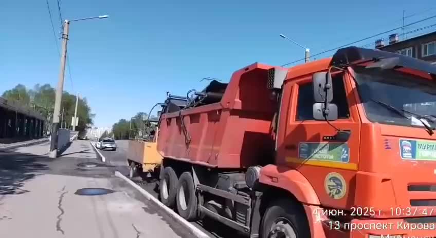 В Красногвардейском районе продолжается весеннее содержание дорог с использованием новой техники