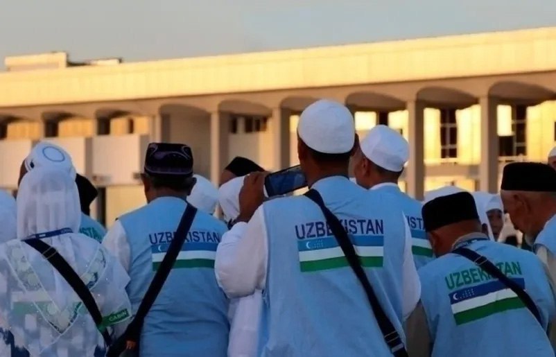 Нелегальная Умра в Узбекистане раскрыта масштабная афера с паломничеством В Республике Узбекистан пресечена деятельность нелегального туристического агентства Jalolquduq Aviatrans которое организовало незаконные поездки для почти 20 тысяч человек желавших совершить Умру По данным Министерства внутренних дел мошенники собрали с паломников колоссальную сумму 22 8 миллиона долларов Действия компании привели к значительным финансовым нарушениям сумма уклонения от уплаты налогов и обязательных платежей превысила 15 3 миллиарда сумов а общий ущерб государству оценили в 1 8 миллиарда сумов Отсутствие надлежащих условий и подготовки к приему такого количества людей стало причиной бедственного положения 534 узбекистанцев в Саудовской Аравии Для их возвращения на родину потребовались специальные рейсы По факту произошедшего возбуждено уголовное дело На данный момент задержаны 13 человек причастных к организации преступной схемы один фигурант привлечен к ответственности Подпишитесь на AsiaToday