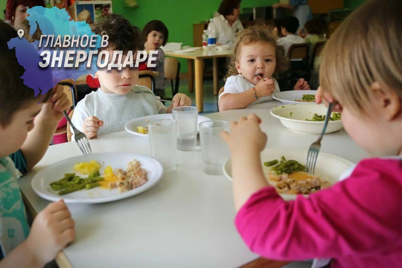 В детсадах Мелитополя нашли нарушения санитарных норм Прокуратура проверила питание в трех дошкольных учреждениях Мелитополя и выявила серьезные нарушения: несертифицированная посуда, отсутствие маркировки, просроченные продукты и неподтвержденное меню. По итогам были внесены представления, трое сотрудников получили взыскания, возбуждены административные дела. Нарушения оперативно устранены, ситуация под контролем.