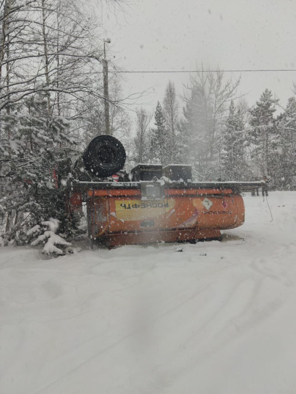 Днем 9 ноября в поселке Нижнеангарск Северо Байкальского района опрокинулся прицеп бензовоза Volvo с емкостью Это случилось на АЗС Роснефть по улице Зеленая 14 По данным республиканского агентства ГО и ЧС в прицепе находилось 9 3 тысячи литров бензина АИ 92 На место выехали специалисты АО Экоспас для устранения последствий разлива топлива Основная задача на данный момент локализовать аварию предотвратить дальнейший разлив топлива и минимизировать возможный экологический ущерб Информация о происшествии и ходе ликвидационных работ уточняется сообщили в агентстве бурятия bur24