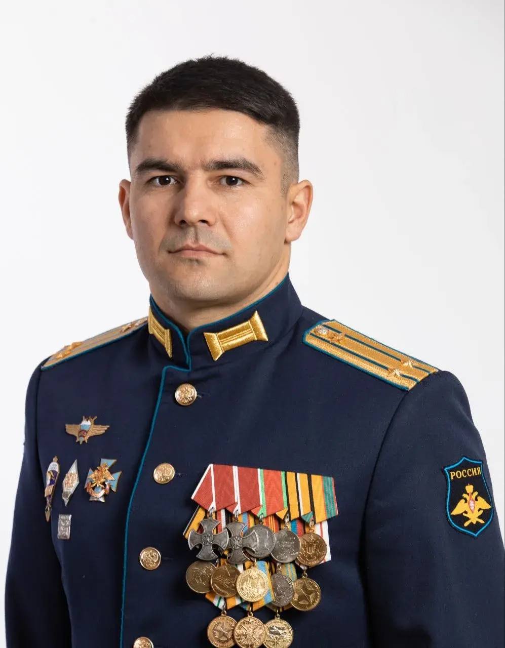 Указом Президента РФ Владимира Путина участник специальной военной операции участник кадровой программы Герои Карачаево Черкесии начальник Военного учебного центра при СКГА подполковник Рустам Магомедов награждён третьим Орденом Мужества Теперь уже трижды кавалер Ордена Мужества Рустам Магомедов пример офицера и истинного гражданина для которого Родина превыше всего Для меня большая честь быть наставником настоящего патриота и отважного воина в рамках программы наставничества кадрового проекта Герои Карачаево Черкесии От имени всех жителей Карачаево Черкесии и от себя лично искренне поздравляю Рустама с этой заслуженной наградой Мы гордимся нашим земляком и желаем ему крепкого здоровья Спасибо Герою за честь стойкость и верность России поздравил героя Глава КЧР Рашид Темрезов Мы в МАХ