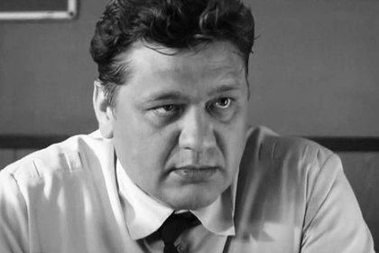 Умер актер Алексей Аптовцев звезда сериалов Солдаты и Кремлевские курсанты На 50 м году жизни скончался актер театра и кино Алексей Аптовцев Он прославился ролями в популярных российских сериалах в том числе Солдаты Кремлевские курсанты и Кодекс чести О смерти артиста сообщили в подмосковном театре ФЭСТ где он служил с 2003 года Причиной стала тяжелая онкологическая болезнь За свою карьеру Алексей Аптовцев сыграл десятки ролей в театре и около 30 в кино и на телевидении Также он озвучивал персонажей в видеоиграх В России Подписаться на СахПресс Прислать новость Буст