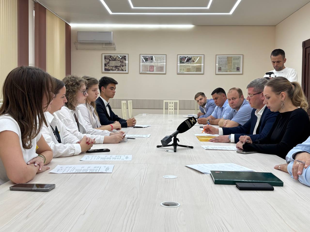 Заместители главы Краснодара встретились с участниками слета «Школа с мэром» Илья Павлов, Максим Онищенко и Виталий Казликин обсудили волонтёрские проекты с участниками слёта: старшеклассниками и их координаторами. Подростки предложили идеи по экологии, озеленению, оказанию первой помощи. По поручению главы Краснодара Евгения Наумова его заместители стали кураторами инициатив. — Очень приятно наблюдать, как школьники вносят множество ценных инициатив. Реализация этих предложений поможет нам обратить внимание и более глубоко изучить интересные идеи. Мы совместно реализуем предложенный проект по благоустройству и озеленению четырёх ранее захламлённых территорий, который станет отличным примером для горожан и покажет, как совместными усилиями можно преобразовать город к лучшему, — отметил Максим Онищенко. #молодёжьКРД Читайте нас: Телеграм ВК Дзен