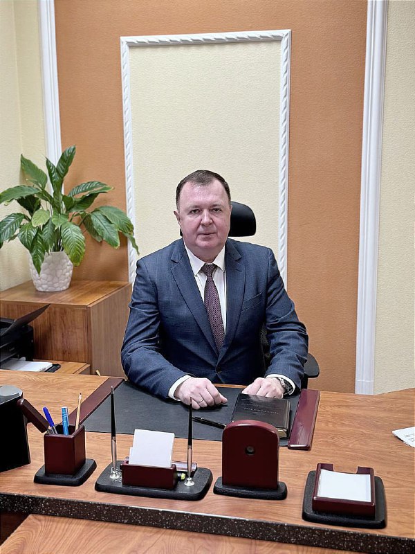 Экс глава УФСИН Омской области ответит за взятки в суде Прокуратура региона утвердила обвинение против бывшего руководителя регионального управления ФСИН Константина Книса На его имущество которое оценивают в 39 миллионов рублей наложили арест Уголовное дело направят в Первомайский районный суд Следствие установило что с 2019 по 2023 год он злоупотреблял своими полномочиями Книс нанял знакомого на должность водителя однако тот занимался обслуживанием служебного катера и организацией прогулок по Иртышу для обвиняемого и его друзей Также сообщается о взятке металлическим забором от бывшего начальника одной из колоний с которого сняли обвинения после раскаяния и содействия следствию Ещё один эпизод Книс поручил перенести бильярдный стол стоимостью в полмиллиона рублей к себе домой из гостиницы которая находится в ведении подведомственного учреждения Напомним что пост главы регионального УФСИН Константин Книс занимал с 2019 по 2023 год Задержали обвиняемого в апреле 2025 после чего он находился под домашним арестом Фото администрация Омска Om1 Омск в MAX