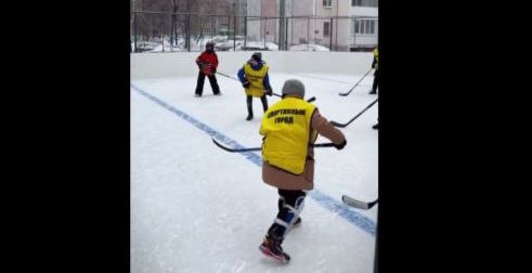 В Челябинске дворовые команды сразились в хоккей на валенках Накануне Дня защитника Отечества на площадке Спортивного города на Комсомольском проспекте в Челябинске прошёл турнир по хоккею на валенках с мячом Участие приняли юные спортсмены из дворовых команд самому младшему игроку было всего 9 лет старшему 15 На торжественном открытии начальник городского управления по физкультуре и спорту Александр Ильиных поблагодарил организаторов и пожелал ребятам хорошей игры Несмотря на снег борьба на льду развернулась нешуточная Победителем турнира стала команда Метеор под руководством Василия Мордвинова Серебро завоевала Ракета Артёма Серых бронза у Кометы Валерия Ковлягина Лучшие игроки получили в подарок новые клюшки Стоит сказать что это уже второй турнир на обновлённой площадке В 2025 году по поручению главы города Алексея Лошкина здесь заменили борты и установили новое освещение В планах сделать тёплое помещение где спортсмены смогут оставлять вещи и хранить инвентарь Для регулярных занятий за кортом закрепят инструктора Дополним сейчас в Челябинске насчитывается около 12 дворовых команд а всего оборудовано более 90 хоккейных кортов Популярность хоккея на валенках растёт уже в начале марта запланирован турнир для взрослых от 16 лет и старше Читайте нас в Телеграм в MAX в VK