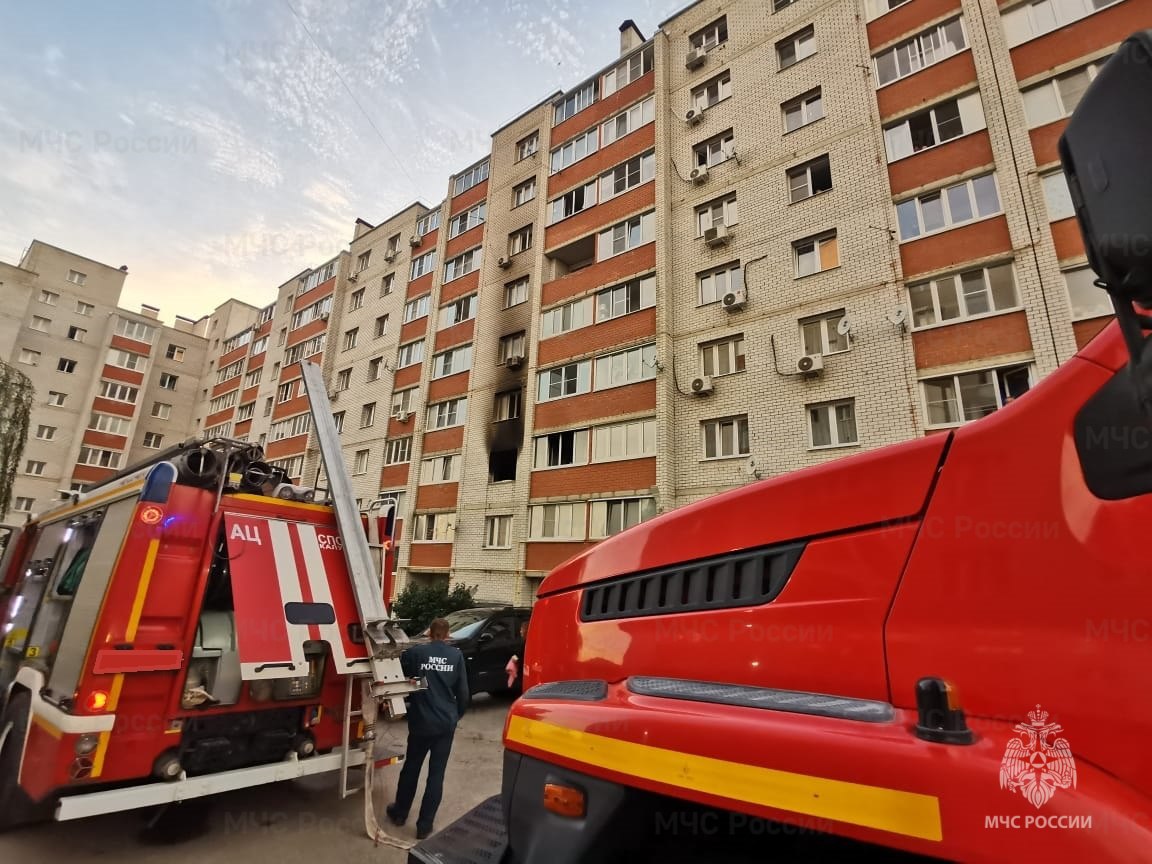 В Калужском микрорайоне Азарово произошел пожар   Вечером 3 августа в половине восьмого поступило сообщение о возгорании в квартире многоэтажного дома на улице Азаровская.   На место немедленно выехали пожарно-спасательные подразделения МЧС России по Калужской области, ГИБДД и скорая медицинская помощь.   По предварительным данным, пострадавших нет.