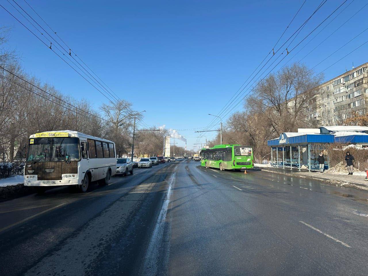 Скончалась в больнице: Бастрыкин требует возбудить дело после смерти упавшей под автобус оренбурженки  #Про_Происшествия   В минувшие выходные в Оренбурге под колесами пассажирского автобуса была смертельно травмирована пассажирка. Доклад о расследовании случившегося затребовал глава СК РФ Александр Бастрыкин.  Как сообщалось ранее, по данным ГИБДД, водитель не убедился, что все желающие уехать этим рейсом зашли в салон автобуса, и начал движение. В итоге женщина, которая не успела, упала на дорогу и оказалась под колесами маршрутки.  Пострадавшую доставили в больницу, но, несмотря на старания врачей, она скончалась.    «Председатель Следственного комитета Российской Федерации Александр Иванович Бастрыкин дал указание руководителю СУ СК России по Оренбургской области Вячеславу Давидовичу Зудерману возбудить уголовное дело и представить доклад о ходе и результатах его расследования», - сообщили в СК.