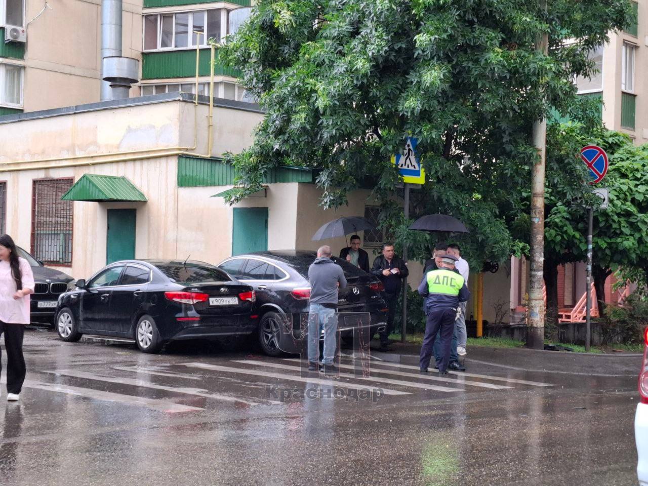 В Краснодаре два автомобиля временно отстранены от дорожного участия! Со слов очевидцев, «Лисян» выезжал на Совхозную, а уроженец соседнего государства в это же время, оседлав «Мерседес», объезжал пробку по встречной полосе. В настоящее время прибывшие полицейские пытаются понять, кто же прав. Владельцы автомобилей уже скинули номера, дабы позже реализовать автомобили в состоянии «не бит, не крашен».