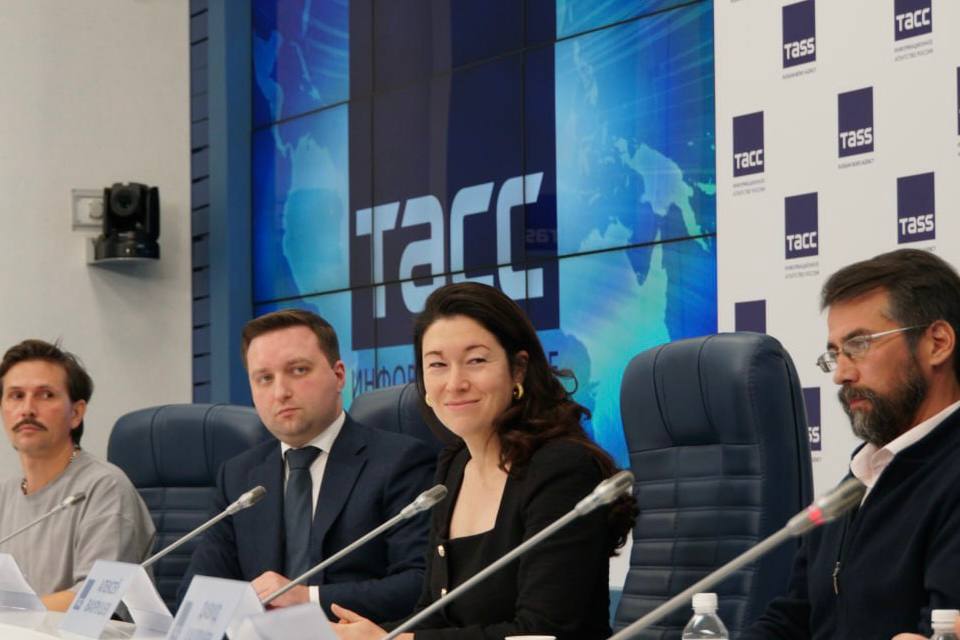 Названы первые три фильма о Дальнем Востоке которые получат гранты Фонда кино Из 29 проектов принявших участие в конкурсном отборе победителями стали Легенда о Горностае Чукотка Все реки впадают в моря Хабаровский край Пёс Магадан На съемки фильмов которые пройдут на Дальнем Востоке кинопроизводителям выделят 200 млн рублей Новый механизм поддержки киноиндустрии реализован при участии Минвостокразвития и Корпорации развития Дальнего Востока и Арктики КРДВ Как отметил исполнительный директор Фонда кино Фёдор Соснов общее количество заявок от кинематографистов было высоким а объём запрашиваемых средств на поддержку и производство более чем в 6 раз превысил объём выделенного финансирования что в свою очередь свидетельствует о высоком уровне конкуренции и заслуженной победе лауреатов По словам заместителя министра по развитию Дальнего Востока и Арктики Эльвиры Нургалиевой в ДФО по поручению Президента России реализуется комплекс мер направленных на развитие киноиндустрии Так в октябре в Улан Удэ состоялась II Дальневосточная кинопремия в которой участвовали 77 номинантов из 8 регионов Впервые введены номинации для короткометражных и анимационных фильмов Программа премии включала образовательные мероприятия и локейшн тур для продюсеров
