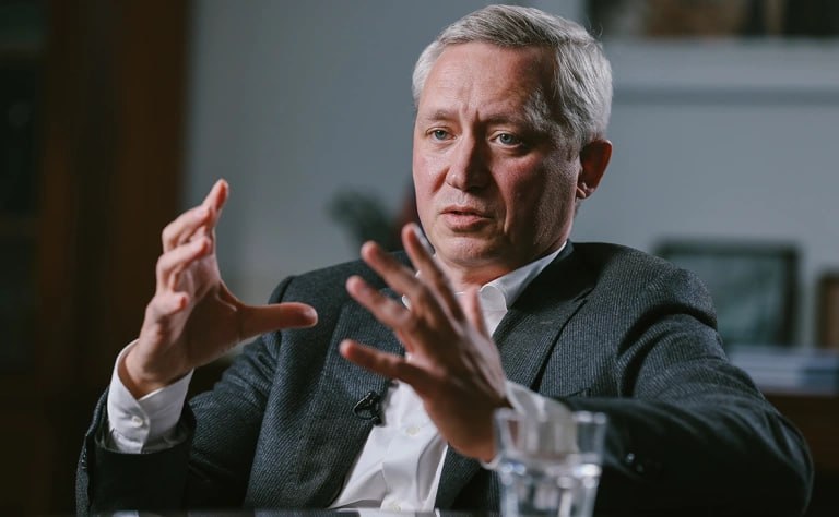 Медскан перенесет IPO на первую половину 2026 года Группа компаний Медскан в ходе IPO на Мосбирже в следующем полугодии рассчитывает привлечь 5 10 млрд Об этом в эфире Радио РБК сообщил основатель холдинга Евгений Туголуков Ранее Медскан планировал IPO на декабрь 2025 года На этом пути всегда находятся не только препятствия но и приятные бонусы Пока мы готовились мы нашли вернее нас нашли Серьезные инвесторы объяснил Туголуков причину переноса даты выхода на биржу Он не стал раскрывать имен лишь отметил что это целый пул инвесторов Подробнее Медскан перенесет IPO с декабря 2025 года на следующее полугодие Подписаться на Сам ты инвестор