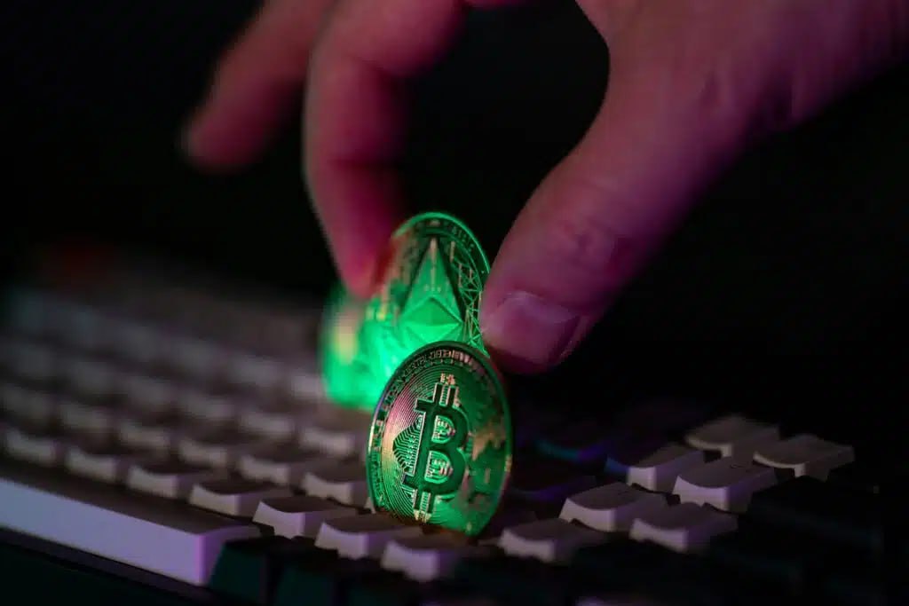 Ташкентцу вернули 115 тыс из 170 тыс отданных мошенникам Жителю Ташкента вернули 115 тыс из 170 тыс Деньги в криптовалюте он передал мошенникам которые представились правоохранителями и сотрудниками СГБ сообщил офис омбудсмена Для того чтобы собрать такую сумму он продал машину дом и взял в долг Зимой прошлого года потерпевший обратился к правоохранителям после чего было возбуждено уголовное дело Омбудсмен обратился в МВД для разъяснения причин произошедшего Через некоторое время узбекистанские правоохранители смогли добиться возврата денег от криптомагазина которому пострадавший перевел деньги Telegram Facebook Instagram LinkedIn Сайт