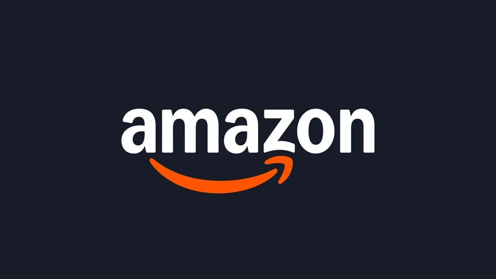 Amazon готовит умные очки с HUD дисплеем для курьеров и потребителей Amazon работает над собственными умными очками с моноокулярным HUD дисплеем сообщает The Information Компания планирует выпустить две версии для курьеров доставщиков более громоздкие с монохромным экраном Их запуск ожидается в середине 2026 года с тиражом около 100 000 устройств для потребителей более лёгкие и стильные очки с полноцветным дисплеем Они должны выйти в конце 2026 го или начале 2027 года Сейчас Amazon уже продаёт умные очки Echo Frames выпущенные в 2019 году Они работают без дисплея и камеры предлагая только аудио функции и интеграцию с Alexa