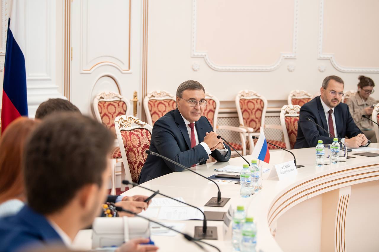 Валерий Фальков встретился со студентами участниками специальной военной операции и детьми участников СВО Глава Минобрнауки поздравил ребят с успешным поступлением в университеты а тех кто уже учится с приближающимся началом учебного года Важно чтобы студенты вернувшиеся из зоны СВО как и молодые люди из семей героев активнее участвовали в общественной жизни своих вузов становились образцами и ориентирами для своих однокурсников На примерах ребят поступивших в 2023 и 2024 годах мы видим что многие из вас уже самым лучшим образом зарекомендовали себя в учебе научной деятельности волонтерстве общественной работе так же как до этого проявили себя в боевой обстановке сказал Валерий Фальков Сегодня Минобрнауки оказывает всестороннюю помощь абитуриентам вернувшимся с фронта чтобы они могли в короткие сроки восстановить свой академический потенциал и подготовиться к поступлению В этом году были выделены 2 тыс мест на бесплатное обучение на подготовительных факультетах в 85 вузах Для комфортной адаптации во многих вузах создано более 300 специальных структурных подразделений по работе с участниками СВО и их родственниками Ведется тесная работа с фондом Защитники Отечества и Ассоциацией ветеранов СВО Также 3 й год по поручению Президента Владимира Путина действует отдельная квота мера поддержки для участников СВО и их детей Ее доля составляет не менее 10 от общего объема бюджетных мест При этом вузы могут увеличивать ее размер в этом году таким правом воспользовались 328 университетов Если в прошлом году по данной квоте поступили 16 292 абитуриента заполненность на 32 то в текущем по состоянию на 12 августа 28 383 человека 55 В приоритете у поступающих медицинские педагогические и ИТ специальности В рамках встречи студенты поделились своим опытом поступления и учебы Многие из них активно включились в жизнь своих вузов участвуют в студсоветах занимаются в спортивных секциях Ребята отметили поддержку которую получили на разных этапах озвучили свои предложения по расширению действующих мер Валерий Фальков одобрил озвученную идею о поддержке студентов которые имеют серьезные спортивные достижения отметив что спорт в вузах необходимо развивать Еще одно предложение было направлено на развитие психологической поддержки в вузах Сегодня эта работа реализуется Минобрнауки по 2 основным направлениям поддержке для участников СВО и их детей а также для студентов которые планируют создать семью или уже стали молодыми родителями Новости Правительства России