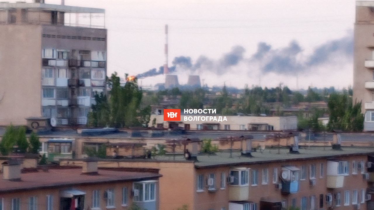 В Волжском пожар в промзоне, в районе ТЭЦ-1 Еще час назад дым и даже языки пламени можно было наблюдать с последних этажей домов по улице Набережной. Как сообщает МЧС, произошло возгорание сухой растительности. Сообщение о пожаре поступило в 18:44, площадь ландшафтного пожара составляла около 700 квадратных метров. К настоящему времени пожар локализован. Подписаться
