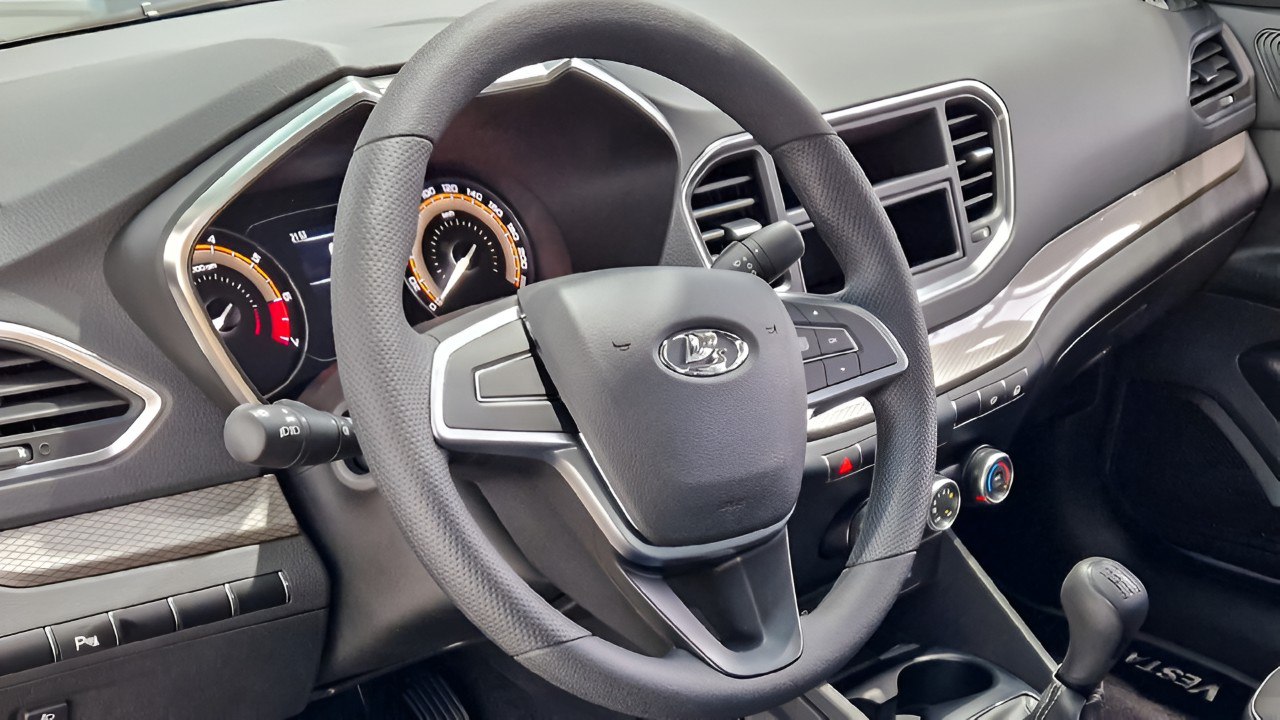 У Lada Vesta снова заклинило руль на этот раз дошло до аварии Водитель во время поездки по трассе попыталась войти в небольшой поворот после чего руль заклинило а машина улетела в кювет и трижды перевернулась Девушка жива но не совсем здорова у неё травма позвоночника Подушки безопасности не сработали вызов служб помощи через ЭРУ ГЛОНАСС тоже Девушка собирается судиться АвтоВАЗ пока молчит Напомним сообщения о неисправном руле в Весте гуляют по сети не первый год rozetked me news 41897
