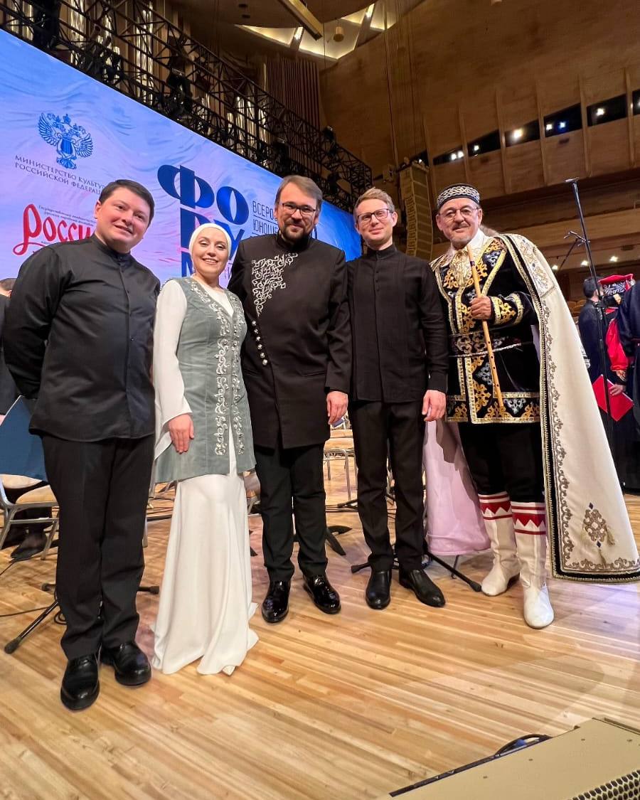 Художественный руководитель Хабаровской филармонии Александр Веретенников представил край на Всероссийском форуме юношеских оркестров национальных инструментов в Москве Об этом сообщили в краевом Минкульте На протяжении недели он дирижировал объединённым оркестром молодых талантов в Доме музыки и Колонном зале Дома Союзов Также маэстро выступил в качестве спикера на дискуссионной площадке форума и вошёл в состав жюри международного конкурса Баян и баянисты Подписывайтесь на телеканал Хабаровск в MAX