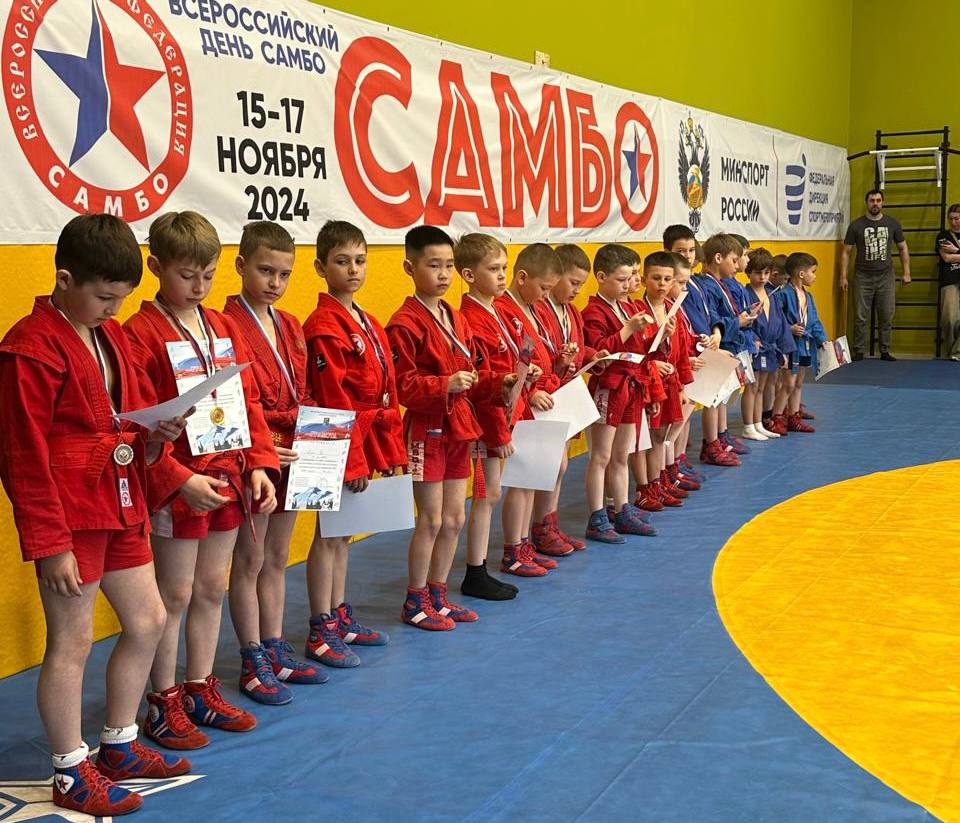 Спорт объединяет: в Магадане при поддержке партпроекта «Выбор сильных» прошел большой праздник самбо  Соревнования, посвящённые Дню физкультурника, собрали юных и опытных борцов. Состязались  более 100 участников разных возрастов — от юного 4-летнего дебютанта до опытного 18-летнего участника.   В течение двух дней спортсмены соревновались на площадке в Региональном центре спорта «Президентский» и в центре самбо. Все победители и призёры получили заслуженные грамоты и медали.  «Такие праздники нужны и детям, и взрослым. Для ребят — это возможность развиваться, учиться дисциплине, верить в свои силы и находить друзей. Для взрослых — отличный способ поддерживать здоровье, быть в форме и показывать пример подрастающему поколению. Самбо — это не только про медали, это про воспитание характера, уважения к сопернику и умения побеждать достойно», - отметил Роман Коробков, руководитель реготделения Всероссийской федерации самбо, председатель общественного совета проекта «Выбор сильных».