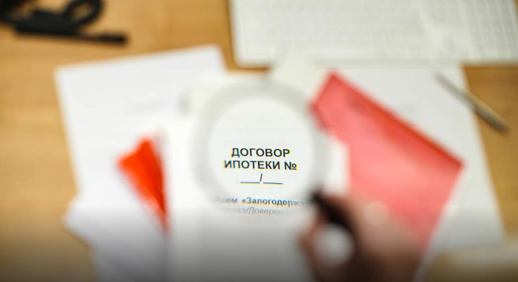 У заемщиков должна быть опция снижать ставку по семейной ипотеке при рождении второго и третьего ребенка считает глава комитета Госдумы по финансовому рынку Анатолий Аксаков В I квартале 2026 года могут утвердить новые проценты по госпрограммам 10 для семей с одним ребенком 6 с двумя и 4 с тремя Чтобы стимулировать рождаемость рассматривается автоматическое уменьшение ставок при расширении семьи В Госдуме также планируют ввести период охлаждения при покупке жилья для противодействия так называемой схеме Долиной При этом запуск жилищных депозитов для накопления на первоначальный взнос по ипотеке пока откладывается jkinvest news jkinvest