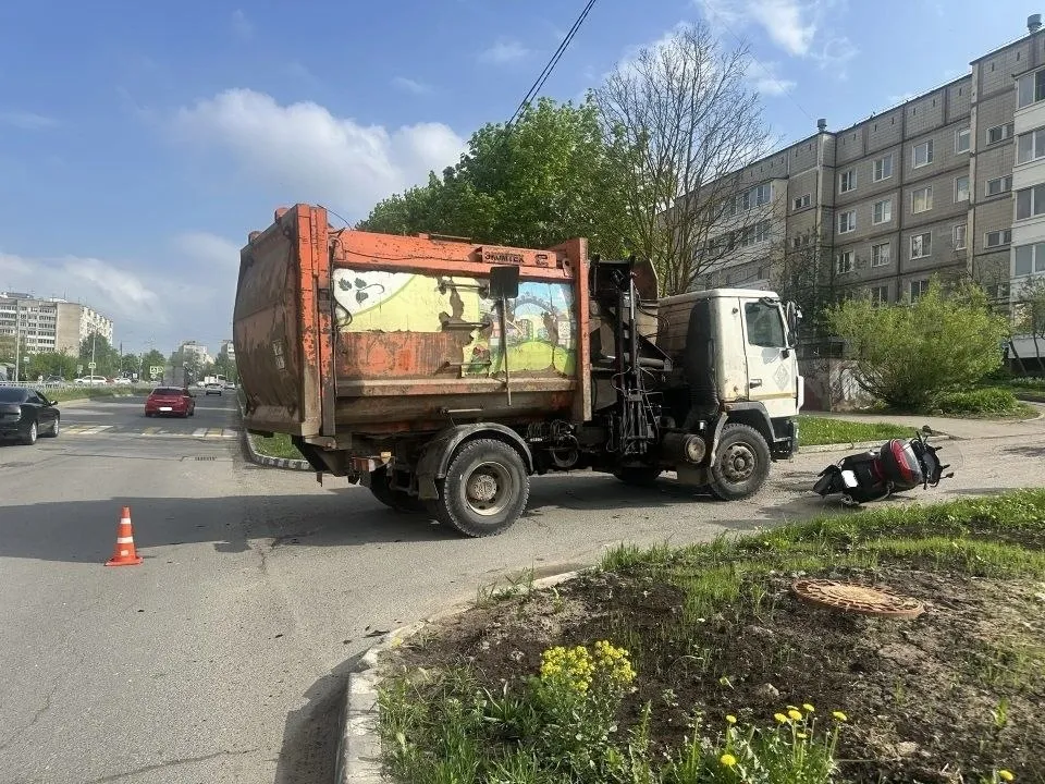 В Обнинске мотоциклист попал под мусоровоз 48 летний водитель мусоровоза при повороте на улице Белкинской сбил 35 летнего мотоциклиста Водитель мотоцикла получил травмы ему потребовалась помощь медиков   Наш канал в МАХ