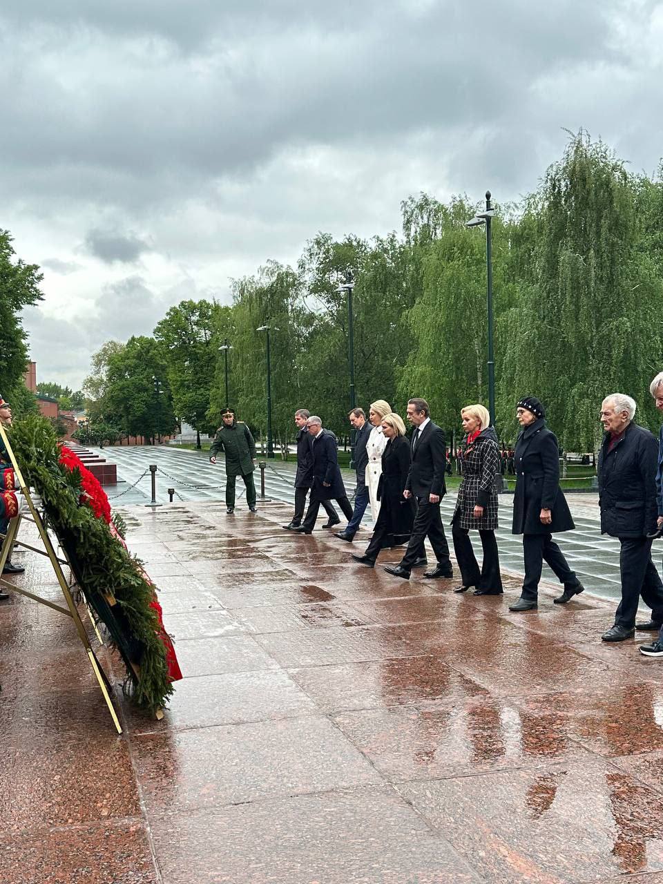 Сегодня в Москве заложена новая традиция проведения памятного мероприятия В Александровском саду в знак уважения к Великому подвигу советских солдат прошла Церемония возложения венков и цветов к Могиле Неизвестного Солдата у Кремлевской стены. Инициаторами выступил Союз театральных деятелей. Благодарю СТД за приглашение. Принял участие вместе с народным артистом России и председателем СТД Владимиром Львовичам Машковым, заместителем начальника Управления Президента РФ по общественным проектам Александром Владимировичем Журавским, министром культуры России Ольгой Борисовной Любимовой, руководителем Департамента культуры города Москвы Алексеем Анатольевичем Фурсиным. С нами — все театральное сообщество Москвы и многих регионов. Непередаваемые чувства, до мурашек. Дата выбрана не случайно. Знамя Победы, водруженное над рейхстагом, 20 мая 1945 года было отправлено в Москву. Пробитое пулями красное знамя стало священной реликвией и символом Победы. Мы помним, мы гордимся.