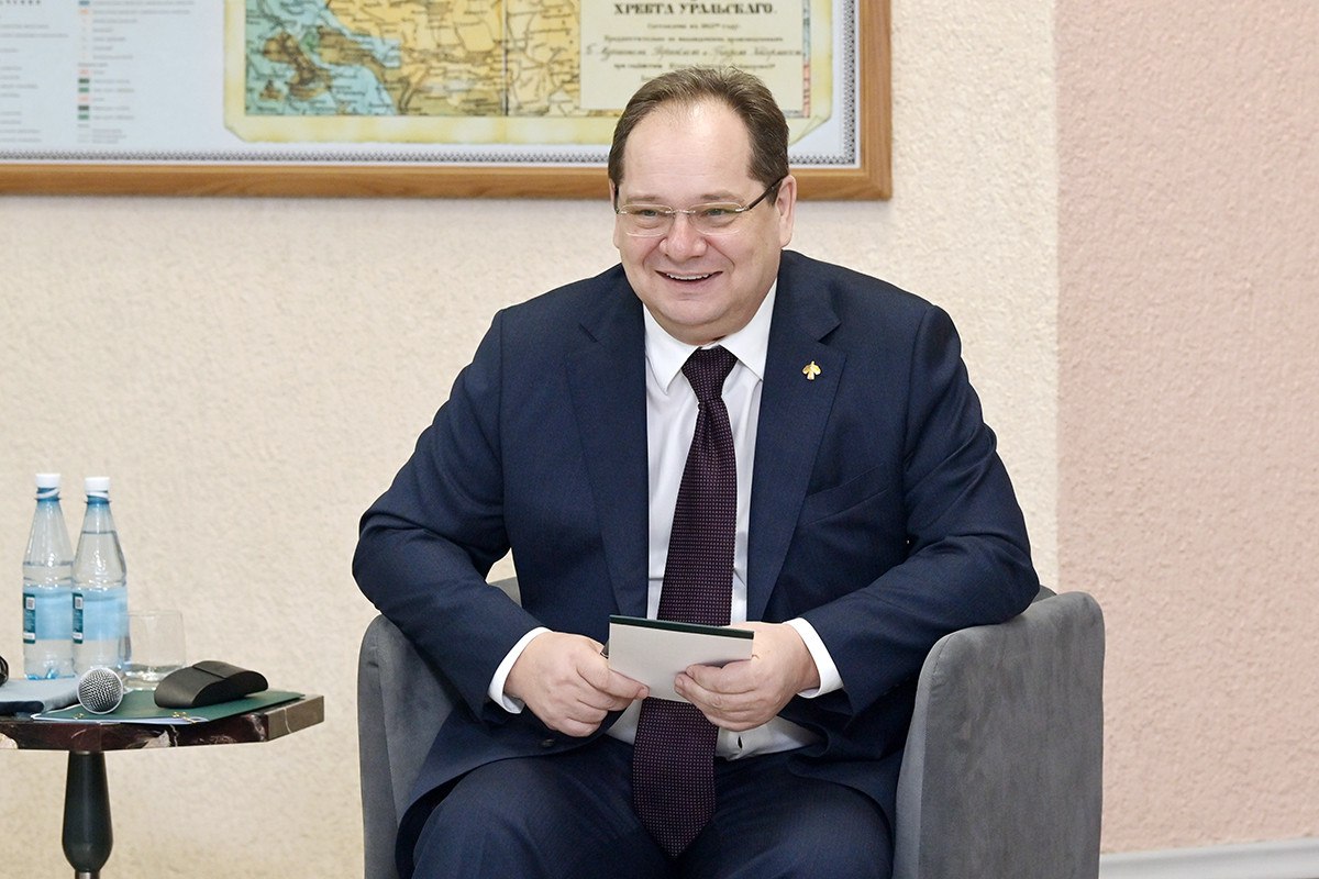 Инаугурация 30 сентября Ростислав Гольдштейн официально вступит в должность Главы Республики Коми Это произойдёт на заседании Госсовета в присутствии депутатов и приглашенных Так будет положен старт первой пятилетки Гольдштейна в Коми Начнётся перетряска и переструктуирование Правительства Стартует работа над новым трёхлетним бюджетом таким каким его хотел бы видеть новый Глава
