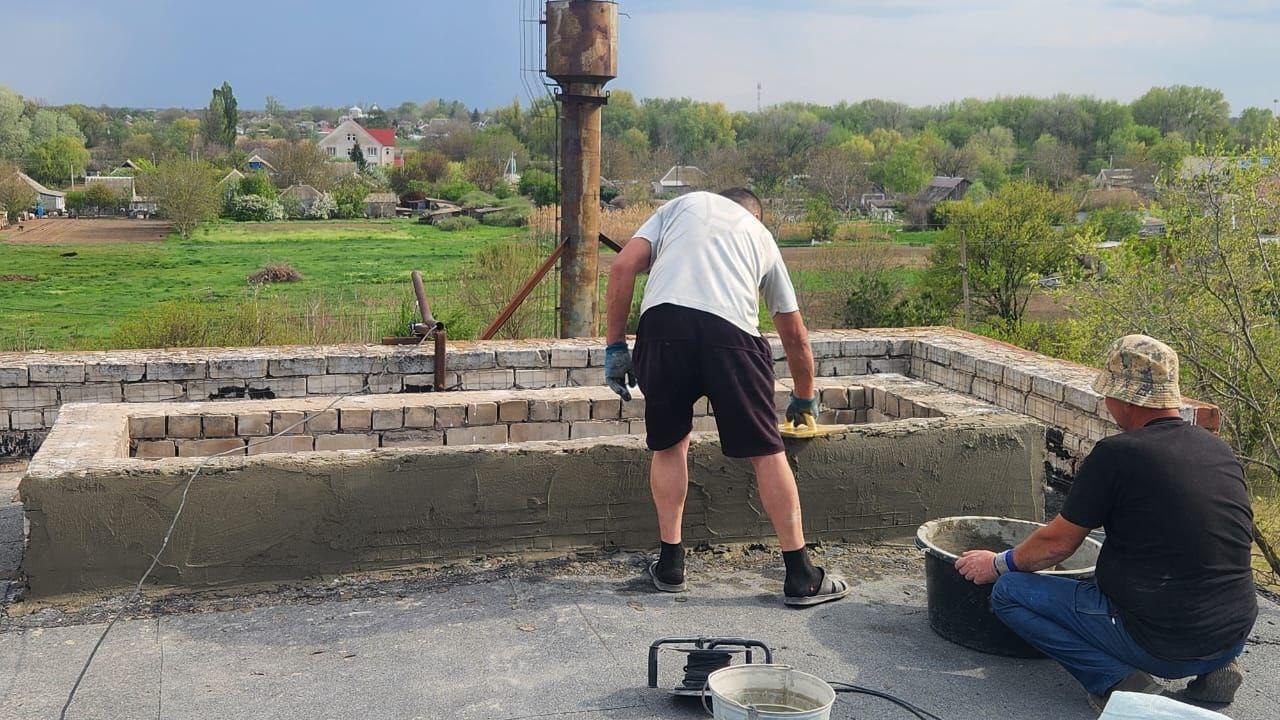 В Каланчаке завершается капитальный ремонт крыши ЦРБ В Центральной районной больнице Каланчакского округа близится к завершению капремонт крыши амбулаторно-поликлинического отделения, который проводит шеф-регион. Мордовия предоставила все необходимые материалы. Работы выполнила бригада специалистов, которая ранее провела ремонт в Центральном доме культуры Каланчакского округа и в Вадимской школе. Также недавно Каланчакскую ЦРБ посетил Глава Мордовии Артём Здунов. Он пообещал, что капремонт крыши завершится до 9 мая. Рабочие не подвели и сдержали обещание. За два месяца работы они заменили больше 1 тыс. кв. м. кровли.