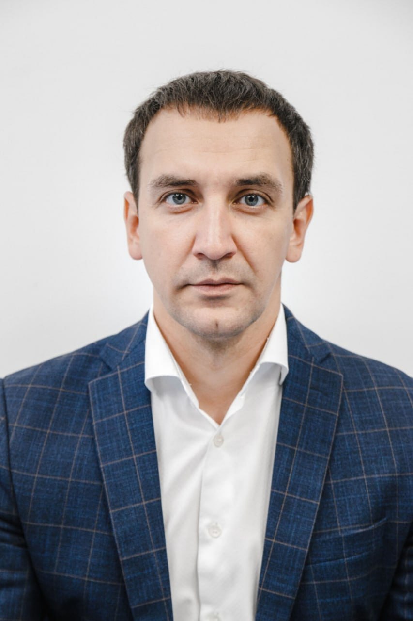 Экс глава Лесной Поляны стал главным пиарщиком Середюка Департамент информационной политики ДИП областной администрации возглавил Евгений Романов объявил губернатор Илья Середюк на аппаратном совещании 39 летний Евгений Романов в прошлом был заместителем руководителя жилого района Лесная Поляна а с ноября 2020 года работал руководителем Центра управления регионом ЦУР Женат воспитывает двоих детей Непосредственным начальником Романова будет Марина Трофимова заместитель губернатора по внутренней политике недавно сменившая Ольгу Турбабу Напомним неделю назад Екатерина Дубкова ушла с должности главы ДИП и перешла в отдел по СВО Подписаться на VSE42 Ru