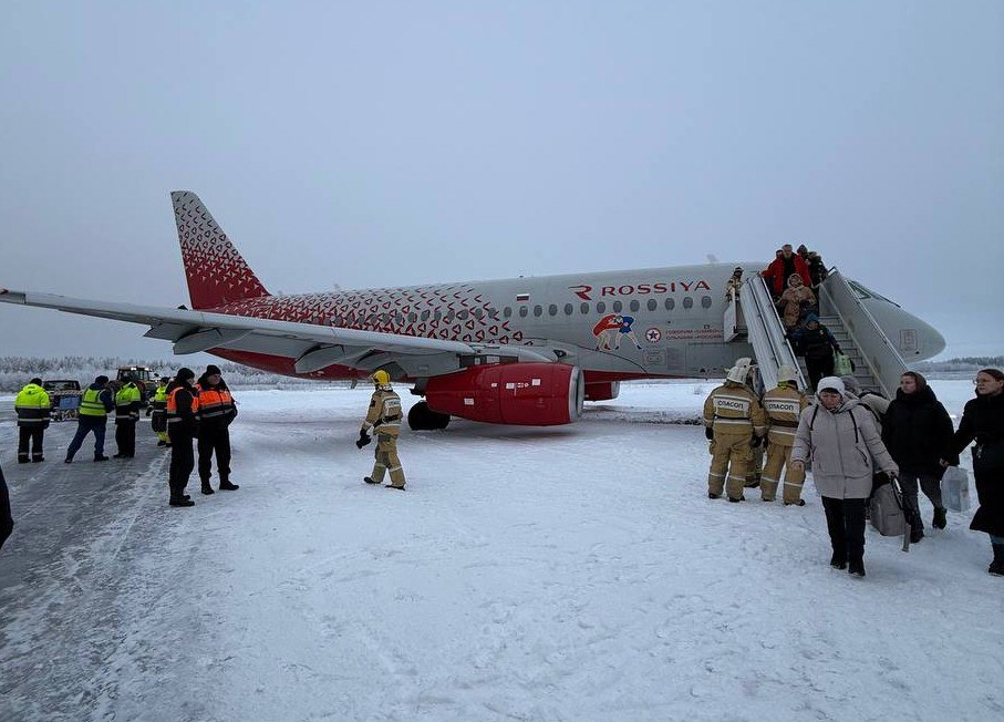 Аэропорт Архангельска где сегодня съехал с полосы самолёт из Питера работает в штатном режиме Напомним что внештатная ситуация в аэропорту Архангельска произошла сегодня днём самолёт авиакомпании Россия одной стойкой съехал со взлётно посадочной полосы В результате происшествия никто не пострадал но пассажиры были сильно напуганы В итоге воздушное судно было отбуксировано его сейчас обследуют Комиссия в составе работников Росавиации сотрудников аэропорта и членов экипажа осмотрела взлётно посадочную полосу к ней замечаний нет В настоящий момент аэропорт работает в штатное режиме Рейс который был перенаправлен из Москвы Шереметьево в Мурманск уже совершил посадку в Архангельске и с небольшой задержкой в скором времени убудет обратно в столицу