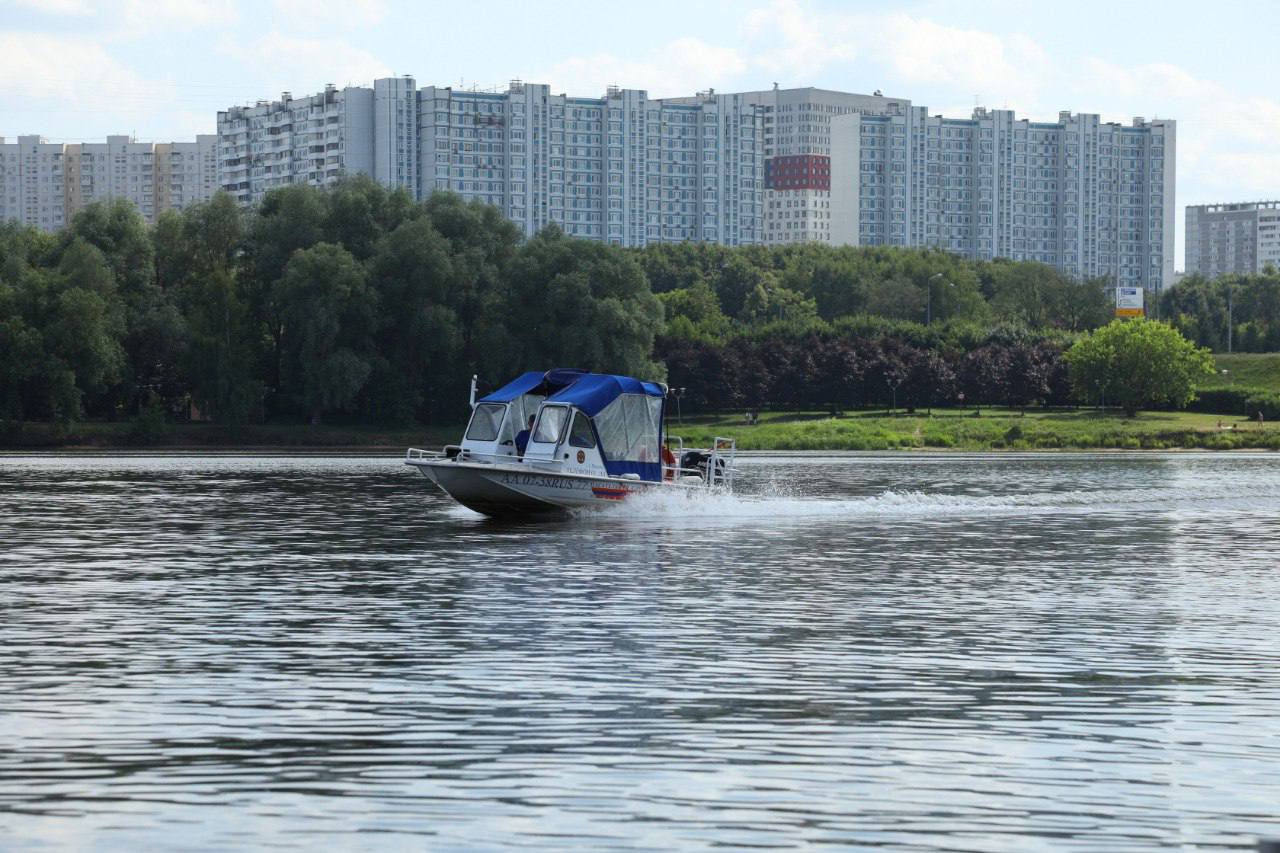 Спасли мужчину на Борисовских прудах 18 июня на пульт старшего дежурной смены станции «Борисовская» Московской городской поисково-спасательной службы на водных объектах поступил сигнал о тонувшем человеке. К месту происшествия был направлен катер. В 50 метрах от берега спасатели обнаружили и подняли из воды мужчину. Пострадавшего, 1984 года рождения, доставили на станцию, оказали первую помощь, обогрели и вызвали бригаду скорой. После осмотра прибывшими врачами гражданин от дальнейшей госпитализации отказался и, после проведённой профилактической беседы, ушёл домой в сопровождении родственников. Спасатели на воде настоятельно рекомендуют жителям столицы не купаться в запрещённых местах и соблюдать правила безопасности. #дгочс #мгпсс #спасение #дгоспасает