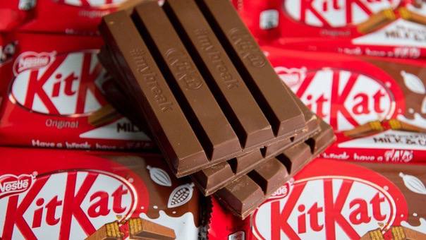 KitKat снова появился в России   Новую партию батончиков обнаружили в некоторых магазинах РФ.  Кто уже успел купить себе санкционную сладость?  KOSTI