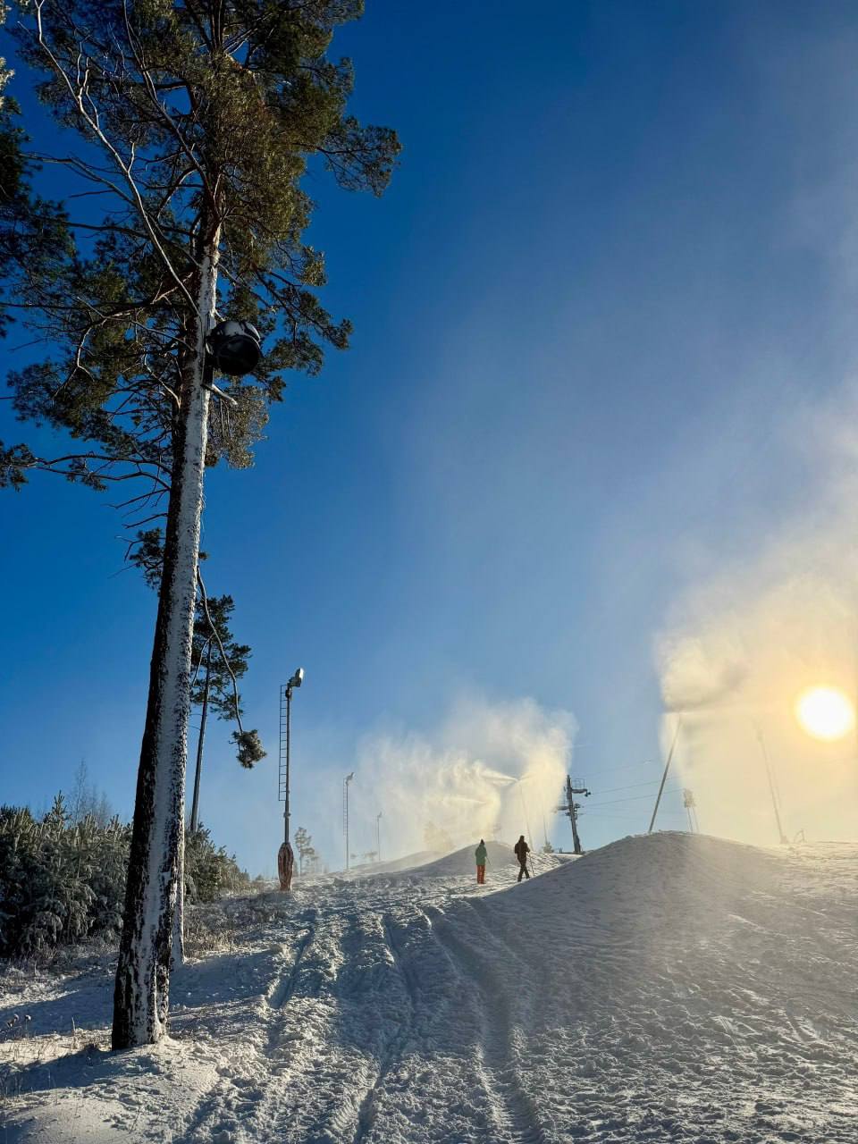 Снег просто выпал в Екатеринбурге тут же объявляют старт горнолыжного сезона Спортивный комплекс Уктус откроет горнолыжный сезон завтра в 15 00 Работать будет учебный склон он уже покрыт снегом Праздничное открытие сезона запланировано на следующие выходные 15 ноября Новости Екб тут SvetEKB