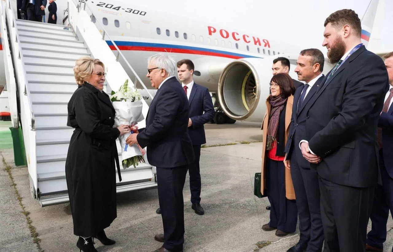 Российская парламентская делегация во главе с В И Матвиенко принимает участие в мероприятиях 152 й Ассамблеи Межпарламентского союза г Стамбул Председатель Совета Федерации В И Матвиенко прибыла с рабочим визитом в Турецкую Республику для участия в 152 й Ассамблее Межпарламентского союза открывающейся в Стамбуле В И Матвиенко выступит в рамках общей дискуссии пленарного заседания Ассамблеи которая в этом году посвящена теме Укрепление надежды обеспечение мира и справедливости для будущих поколений и проведет ряд двусторонних встреч В состав делегации также входят заместители Председателя Совета Федерации К И Косачев и И Ю Святенко первый заместитель председателя Комитета по обороне и безопасности В А Чижов заместитель председателя Комитета по экономической политике М К Г Хапсироков член Комитета по конституционному законодательству и государственному строительству А П Кохоев депутаты Государственной Думы Парламентарии примут участие в работе ряда Постоянных комитетов МПС и рабочих групп в тематических дискуссиях и заседаниях координирующих органов МПС а также в Форуме женщин парламентариев Фото Егоров Евгений Пресс служба Совета Федерации МПС