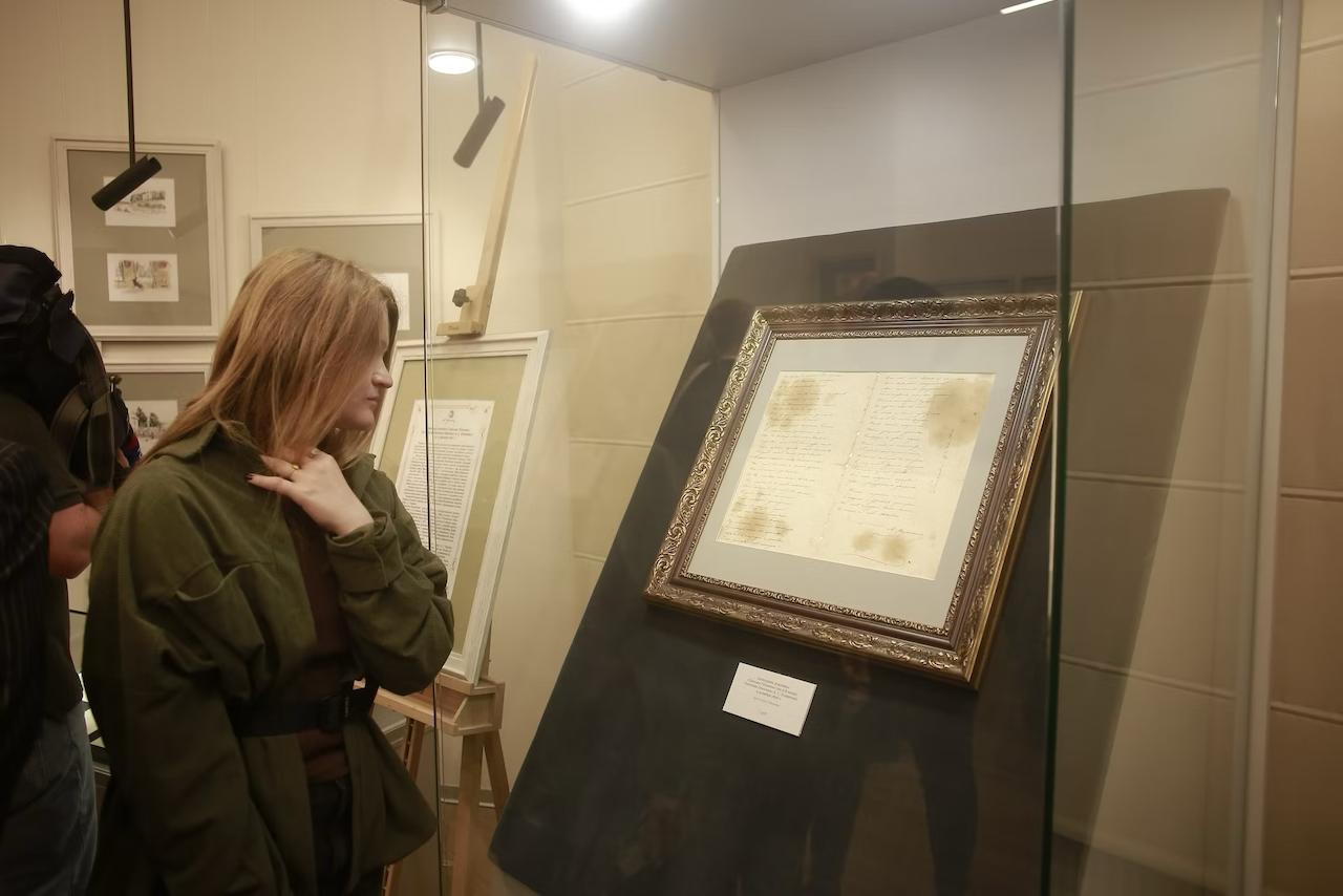 Оригинал письма Татьяны из Евгения Онегина впервые показали в Калининграде В Калининграде впервые представили оригинальную цензурную рукопись Письма Татьяны из поэмы Евгений Онегин В областном историко художественном музее показали документ который более полутора веков хранили в семье управляющего имениями графа Сергея Уварова Рукопись содержит подпись А Пушкинъ и отметку цензора Павла Гаевского от 9 декабря 1826 года Эксперты работавшие с материалом подтвердили его подлинность и историю перехода между владельцами По данным музея документ находился в архиве графа Уварова а в 1876 году его передали Николаю Терехову Спустя много десятилетий рукопись обнаружила Мария Терехова переехавшая в Калининградскую область Семья сохранила и сам документ и сопутствующие материалы С 15 ноября посетители смогут увидеть копию рукописи на выставке Собранье пестрых глав Газета о России о важном