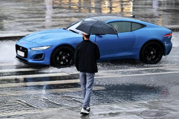Дептранс призвал столичных автомобилистов к бдительности на фоне ожидающейся грозы Водителям рекомендуют соблюдать ПДД и дистанцию, а также быть аккуратными на подъёмах и спусках с мостов и эстакад. Предупреждение появилось в Telegram-канале столичного департамента транспорта. В публикации отмечается, что по прогнозам синоптиков, до конца воскресенья в Москве ожидаются сильный дождь с грозой и усиление ветра до 17 м/с. Подпишись на «Говорит Москва»