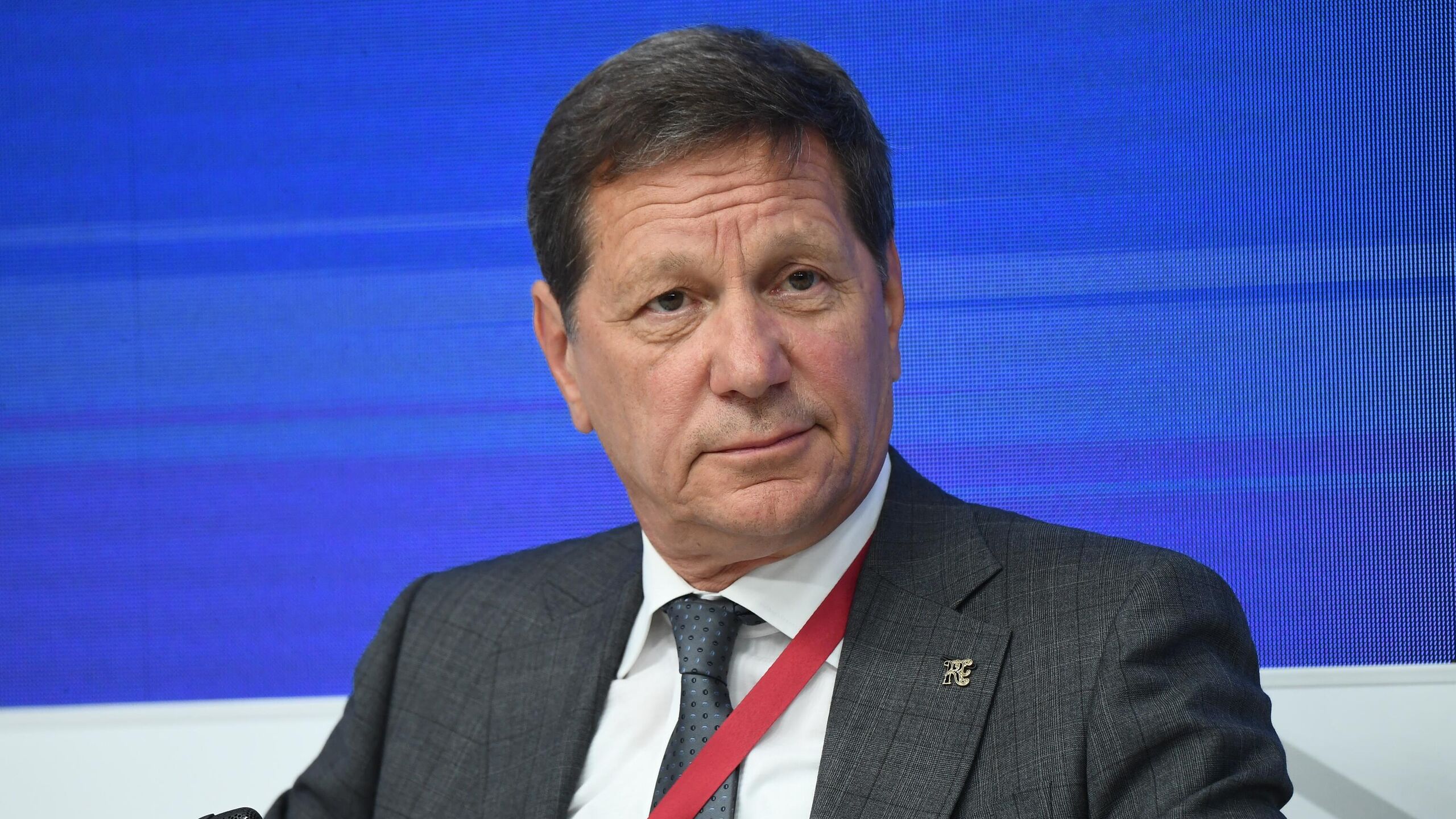 Московская футбольная команда Спартак в первой части чемпионата страны наиграла в лучшем случае на тройку по пятибалльной системе заявил РИА Новости болельщик красно белых первый заместитель председателя Государственной думы Александр Жуков Спартак в 17 матчах набрал 28 очков и идет на шестом месте в турнирной таблице В ноябре после ухода серба Деяна Станковича команду возглавил Вадим Романов Трудно пока сказать сохранит ли Вадим Романов свой пост я думаю что до зимнего перерыва никаких изменений не будет Выступление Спартака в первой части чемпионата России я оцениваю на тройку Максимум на тройку сказал Жуков В субботу Спартак на своем поле примет Динамо в московском дерби Этот матч станет заключительным для обеих команд перед перерывом на зимнюю паузу