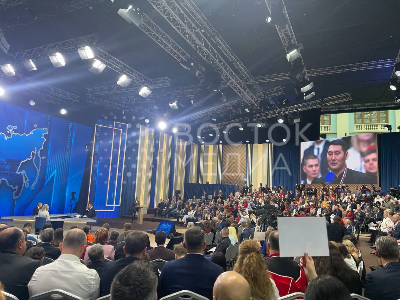 Якутия первой на Дальнем Востоке задала вопрос президенту   Якутия в этом году стала первым регионом Дальнего Востока чьи представители обратились с вопросом к Владимиру Путину Якутский военкор поинтересовался как планируется поддерживать национальности в Год единства народов России Президент вспомнил как впервые побывал в Чукотке и посетил местную музыкальную школу отметив что остался невероятно впечатлен увиденным Мне кажется что мы делаем правильно особенно сейчас У нас общие ценности вот что главное отметил Путин Итоги года 25 корреспондент на месте vmfareast