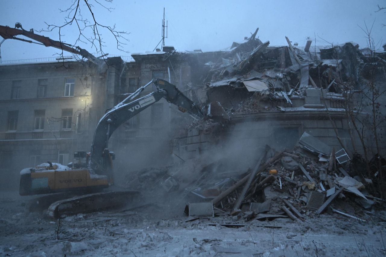 Задержанному у ВНИИБ дали пять суток ареста Об этом в своем телеграм канале сообщил общественный защитник Никита Сорокин По его словам в материалах его дела много противоречий В разговоре с Бумагой Сорокин уточнил что арест назначили Евгению Попову Дела задержанных накануне защитников здания ВНИИБ рассматривает Выборгский районный суд Рассмотрения проходят без слушателей и прессы поскольку формально суд еще находится на каникулах В отношении почти всех задержанных составили протоколы по статье об организации одновременного пребывания граждан повлекшего нарушение правопорядка ст 20 2 2 КоАП Фото Бумага Подписывайтесь на Бумагу и предлагайте новости