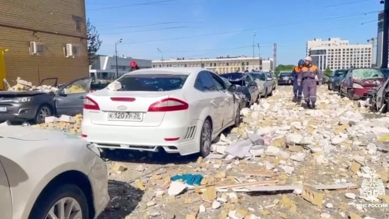 #новости_с_полей В Ставрополе губернатор попросил юристов городской мэрии помочь местным гражданам найти повод для страховой выплаты, то есть: оказать юридическую поддержку владельцам машин, чтобы оценить возможность признания повреждений страховым случаем. Специалисты уже принимают пострадавших автомобилистов, сообщает мэрия, и ведётся работа по определению размера ущерба от обрушившихся обломков дома после взрыва газа в результате которого сгорело более 20 автомобилей. Сам губернатор Ставропольского края Владимир Владимиров обратил внимание местного правительства, что региональное законодательство не предусматривает выплат от лица региона в таких ситуациях. Что он в свою очередь считает неправильным. Отметим: с точки зрения продвижения страхования – в этом страховом случае крайне не хватает лишь самих страховщиков с мнением о ситуации. В Саратове всё-таки заработает проверка ОСАГО через камеры этим летом, примерно с 30 июня 2025 года, обещает местная Госавтоинспекция. В свою очередь, Минтранс планирует ловить на камеры таксистов без ОСГОП. Причем уже с 1 сентября 2025. Постановление правительства готовится. По оценкам участников рынка перевозок – мера вынужденная, ведь в Москве полисы лишь у каждого третьего таксиста, а в регионах – лишь у 5%. Страховой случай