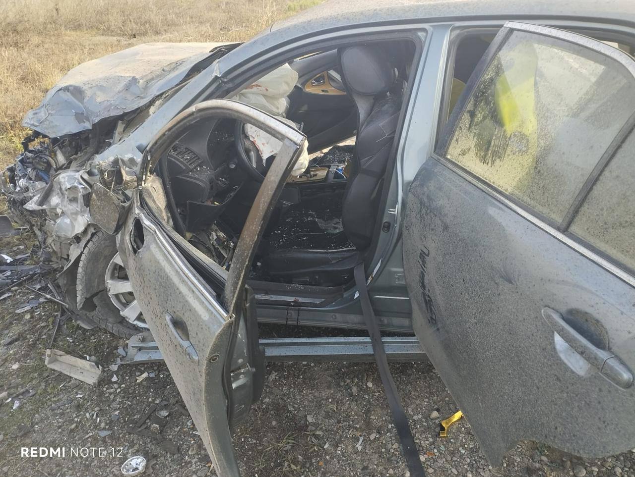 В ДТП 22 декабря на 200 км федеральной автодороги Ставрополь Моздок Крайновка погибла женщина водитель По предварительным данным женщина 1984 г р управлявшая автомобилем Мерседес не справившись с управлением допустила съезд на правую по ходу движения обочину В результате автомобиль вошёл в неуправляемый занос выехал на полосу предназначенную для встречного движения где произошло столкновение с автомобилем Toyota Camry От полученных травм водитель 1984 г р скончалась на месте происшествия до прибытия бригады скорой медицинской помощи На месте ДТП работали сотрудники ГАИ и следственно оперативная группа В настоящее время устанавливаются все обстоятельства и причины произошедшего По результатам проверки будет принято процессуальное решение