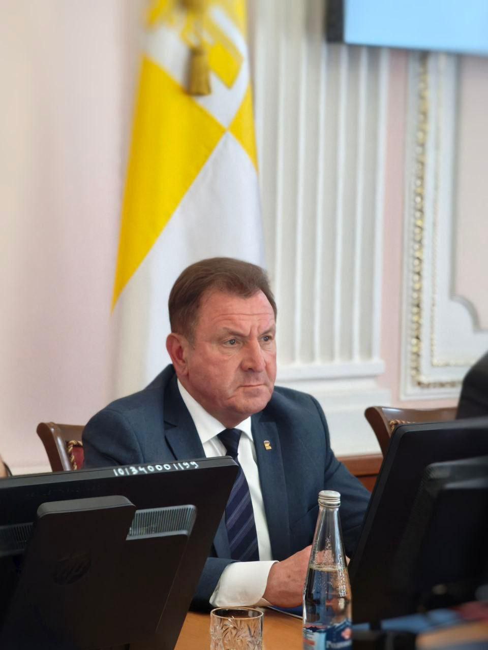 Иван Ульянченко во второй раз избран мэром Ставрополя Ульянченко, партия "Единая Россия , занимал эту должность последние пять лет. Он занял пост мэра в 2020 году после скоропостижной смерти Андрея Джатдоева. До выборов Ульянченко семь лет был министром труда и социальной защиты Ставропольского края. 17 июня избран большинством голосов, опередив зампреда гордумы Николая Щипачева, представителя СРЗП. СМИ сообщают о девяти кандидатах, но комиссия по итогу выбирала нового главу только из двух. Итоги озвучила администрация Ставрополя. Фото: В курсе Новости Ставрополья