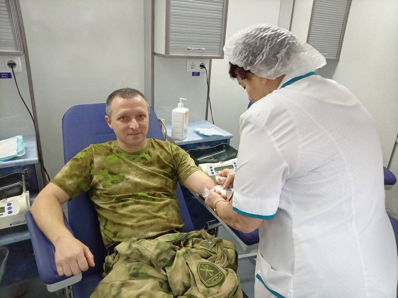 Белгородские росгвардейцы приняли участие в донорской акции Сдай кровь Спаси жизнь ребенка пострадавшего в ДТП Акцию поддержали около 80 добровольцев Среди них сотрудники Госавтоинспекции студенты Белгородского юридического института МВД России им И Д Путилина а также сотрудники органов по делам молодёжи области Организаторы подчеркнули что данная акция призвана привлечь внимание общественности к травматизму детей на дорогах и побудить всех водителей и пешеходов строже соблюдать правила дорожного движения Участие в донорских акциях это добрая традиция для нашего управления Мы понимаем что наша кровь может спасти чью то жизнь особенно жизнь ребенка и готовы делать это регулярно отметил офицер регионального управления Росгвардии Росгвардия Центральный округ