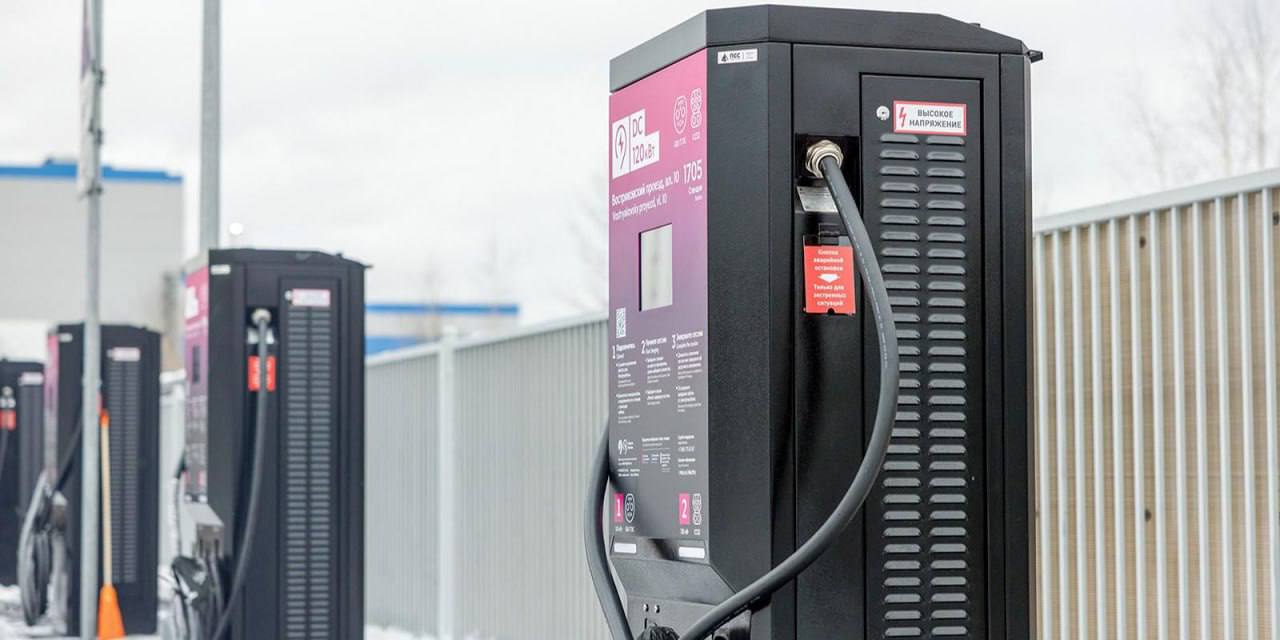 На 500 электрокаров в сутки в Москве запустили крупнейшую в РФ умную заправку на 240 кВт У станции метро Волоколамская начал работу хаб оснащённый 18 зарядными станциями мощностью до 240 кВт способными обслуживать до 500 электромобилей в сутки Система использует динамическую балансировку мощности автоматически распределяя энергию между автомобилями Для водителей организована зона отдыха Комплекс работает круглосуточно и поддерживает все основные типы зарядных разъёмов kvadratnymaster Фото Дептранс