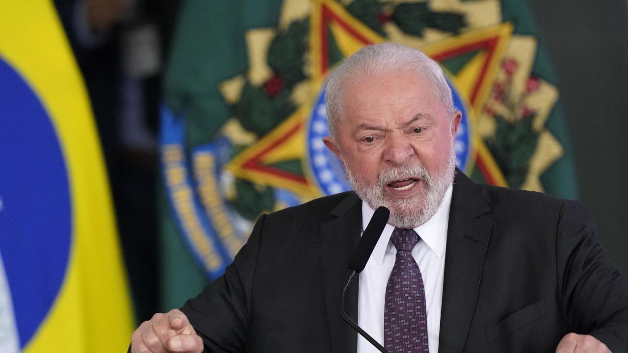 Президент Бразилии Лула да Силва заявил, что намерен уговорить Владимира Путина принять участие во встрече с Владимиром Зеленским, которая может состояться в четверг в Стамбуле. Об этом сообщает AFP. Лула отметил, что планирует заехать в Москву на обратном пути из Китая. «Я попытаюсь поговорить с Путиным. Мне ничего не стоит сказать: “Эй, товарищ Путин, поезжайте в Стамбул и ведите переговоры, чёрт возьми”», — заявил он на пресс-конференции в Пекине.