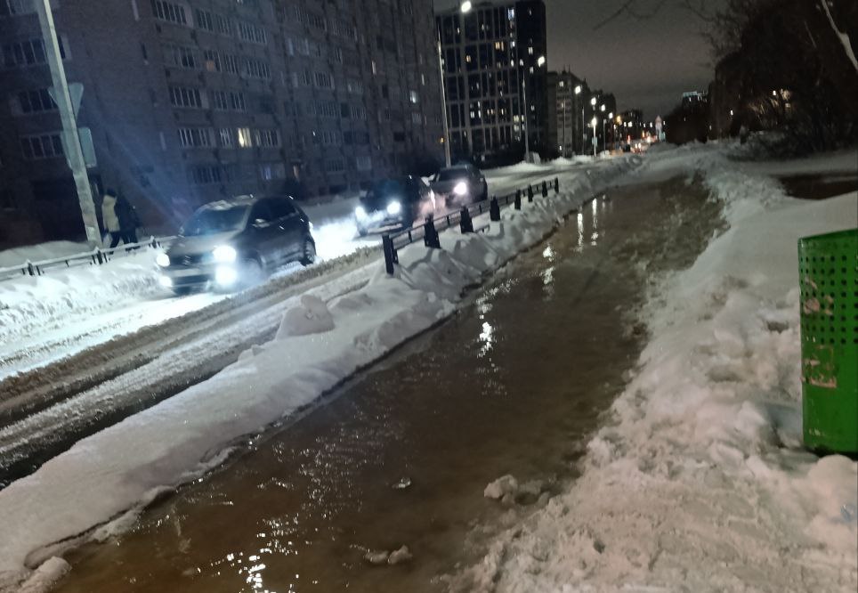Повреждение водопровода В Ленинском районе столицы Удмуртии продолжают устранять повреждение водопровода в районе дома 81 по улице Баранова Ремонтно восстановительные работы на водопроводных сетях планируется завершить к 02 25 30 декабря сообщили в пресс службе администрации Ижевска Дорожные службы устранили последствия выхода воды на проезжую часть На месте работает аварийно ремонтная бригада 5 человек экскаватор илосос и самосвал Авария произошла ночью 28 декабря К 02 25 поврежденный участок был локализован Под отключение попали два жилых дома и административное здание горячая вода в квартирах есть Напомним в то же воскресенье повреждение водопровода произошло в Устиновском районе Ижевска на улице Короткова Порыв был локализован под отключение попал один жилой дом Фото t me zloyizhevchanin Подписаться на нас Telegram MAX