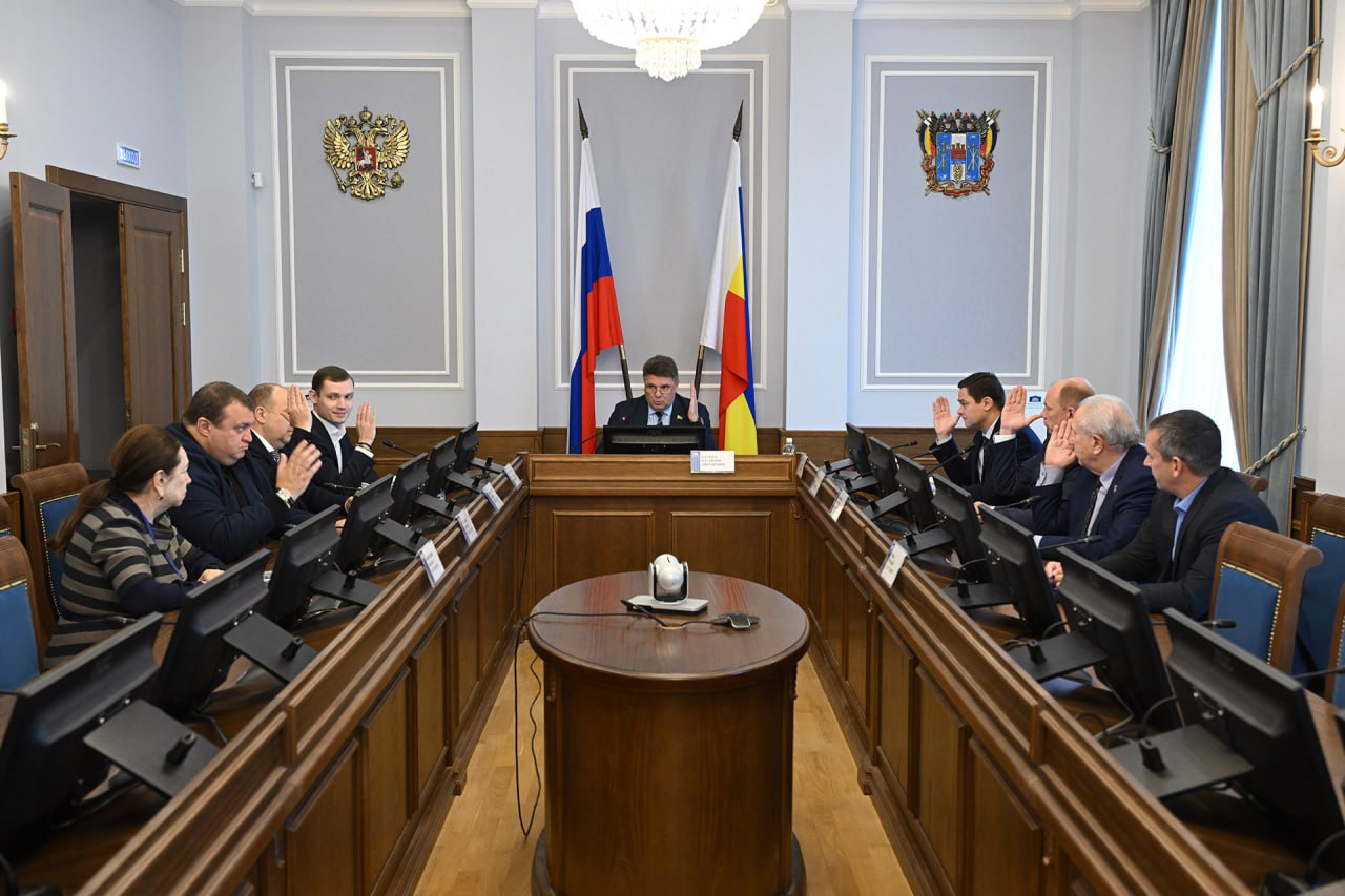 Комитет донского парламента по местному самоуправлению одобрил ряд поправок касающихся передачи отдельного имущества из собственности сельских поселений в собственность районов в состав которых они входят Данные изменения направлены на повышение эффективности управления объектами муниципального хозяйства Речь идет о дорогах земельных участках об объектах водоснабжения и водоотведения расположенных в Керчикском Алексеево Лозовском и Мартыновском сельских поселениях прокомментировал председатель комитета Владимир Влазнев Окончательное решение по этим вопросам будет принято на очередном заседании Законодательного Собрания которое состоится 21 октября Законодательное Собрание Ростовской области