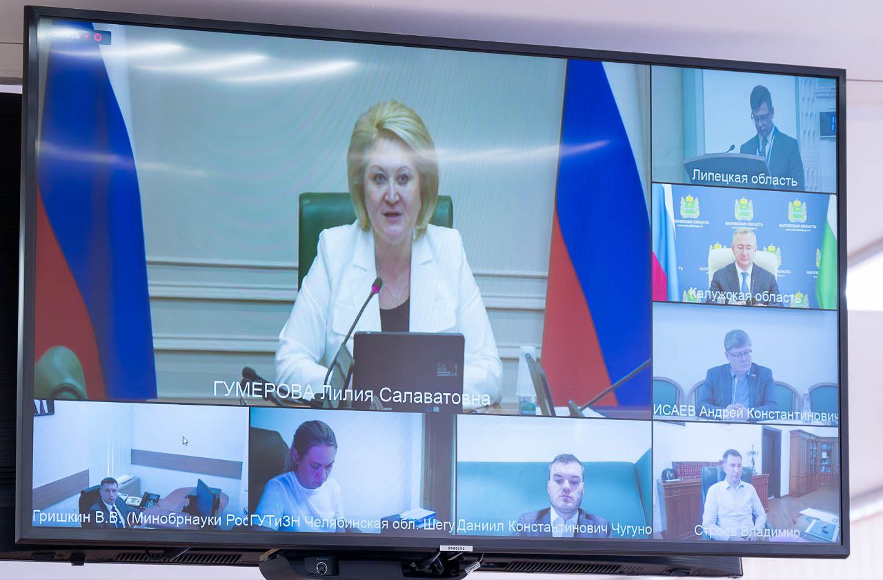 Вузы и колледжи будут готовить только специалистов, востребованных на рынке труда. А «Профессионалитет» с его тесной привязкой к запросам экономики законодательно будет закреплен как ключевой принцип обучения в системе СПО. Об этом сегодня говорили на заседании комиссии Госсовета по направлению «Кадры». Провел его по ВКС. Спасибо за участие в обсуждении председателю комитета Совета Федерации РФ по науке, образованию и культуре Лилии Гумеровой и заместителю Министра труда и соцзащиты РФ Дмитрию Платыгину. Подводим промежуточные итоги пилотного проекта по профориентации школьников и карьерному сопровождению студентов. В нем участвует 11 субъектов РФ, в том числе наш регион. Первым была Липецкая область. Губернатор региона Игорь Артамонов рассказал о результатах. На месте организовали знакомство с липецким опытом представителей сферы занятости, образования, работодателей из 23 регионов. Нам предстоит обобщить опыт «пилотов» для тиражирования по всей стране. Для того чтобы выстроить слаженную работу школ, колледжей, вузов, работодателей, кадровых центров «Работа России». Цель проекта — создать чёткую систему, которая откроет молодым людям дорогу к профессии, предприятиям поможет получить нужные кадры, а стране добиться технологического лидерства.